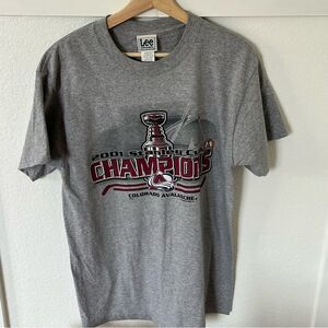 Vintage Lee Men's Medium 2001 Stanley Cup Champions Colorado Avalanche T-shirt.